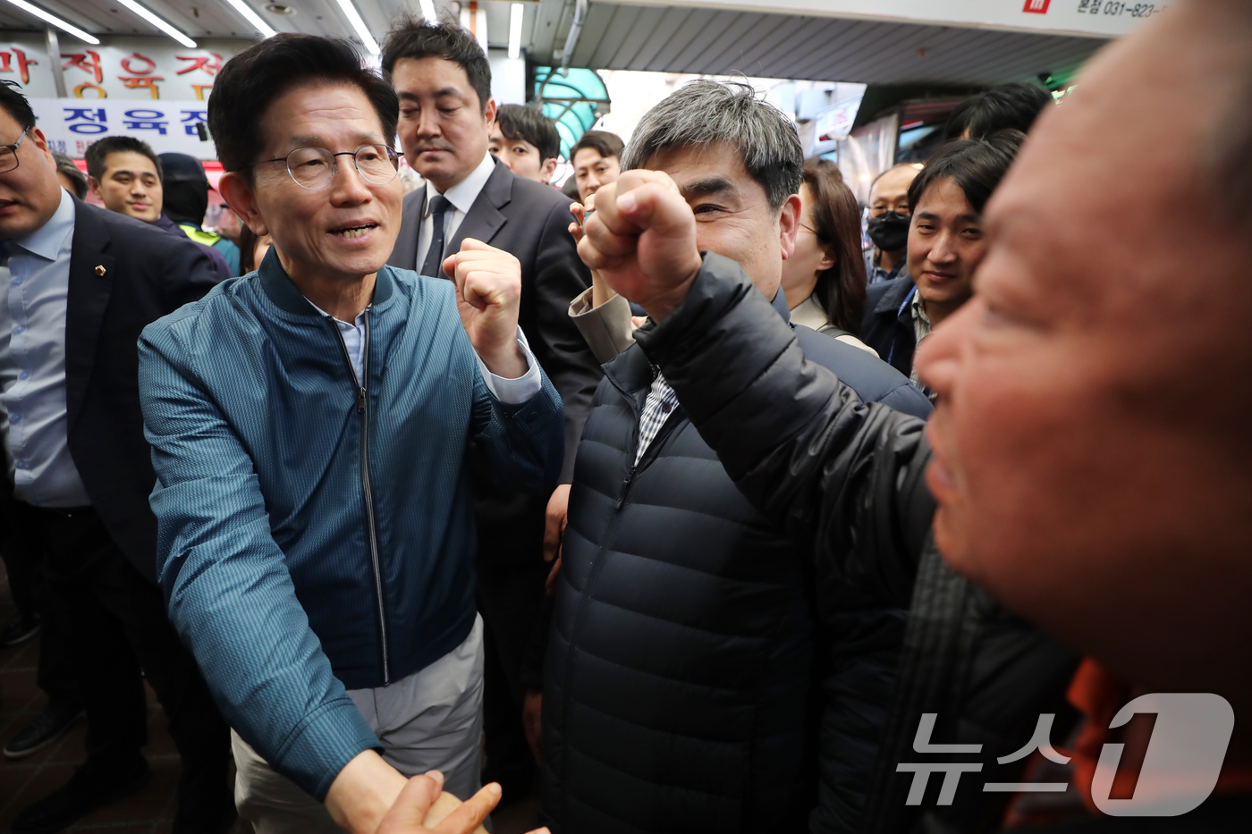 (의정부=뉴스1) 안은나 기자 = 김문수 국민의힘 대통령 후보가 4일 오후 경기 의정부시 제일시장을 찾아 시민들과 인사를 나누고 있다. (공동취재) 2025.5.4/뉴스1