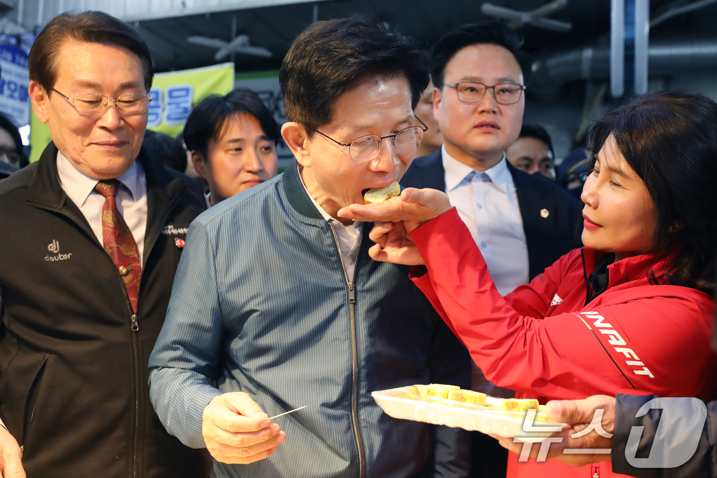 (의정부=뉴스1) 안은나 기자 = 김문수 국민의힘 대통령 후보가 4일 오후 경기 의정부시 제일시장을 찾아 반찬가게에서 계란말이를 시식하고 있다. (공동취재) 2025.5.4/뉴스1 …