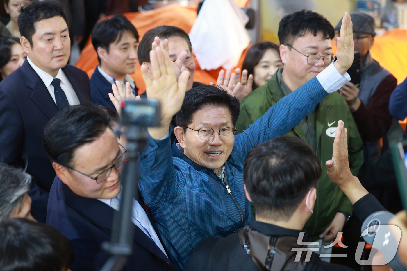 (의정부=뉴스1) 안은나 기자 = 김문수 국민의힘 대통령 후보가 4일 오후 경기 의정부시 제일시장을 찾아 인사하고 있다. (공동취재) 2025.5.4/뉴스1