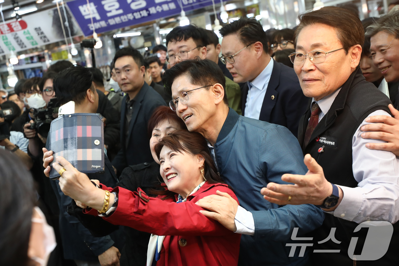 (의정부=뉴스1) 안은나 기자 = 김문수 국민의힘 대통령 후보가 4일 오후 경기 의정부시 제일시장을 찾아 시민들과 셀카를 찍고 있다. (공동취재) 2025.5.4/뉴스1