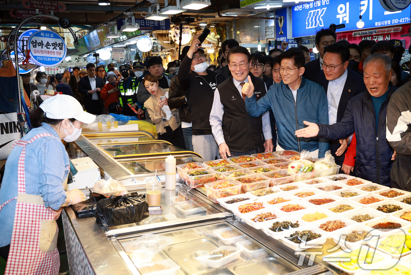 (의정부=뉴스1) 안은나 기자 = 김문수 국민의힘 대통령 후보가 4일 오후 경기 의정부시 제일시장을 찾아 반찬가게 상인을 향해 엄지 손가락을 치켜들고 있다. (공동취재) 2025. …