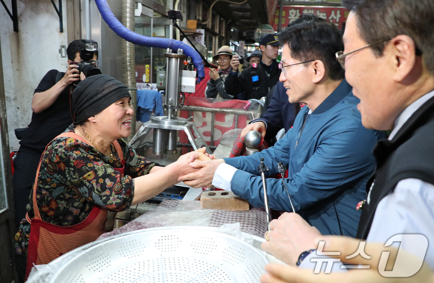 (의정부=뉴스1) 안은나 기자 = 김문수 국민의힘 대통령 후보가 4일 오후 경기 의정부시 제일시장을 찾아 상인과 악수하고 있다. (공동취재) 2025.5.4/뉴스1