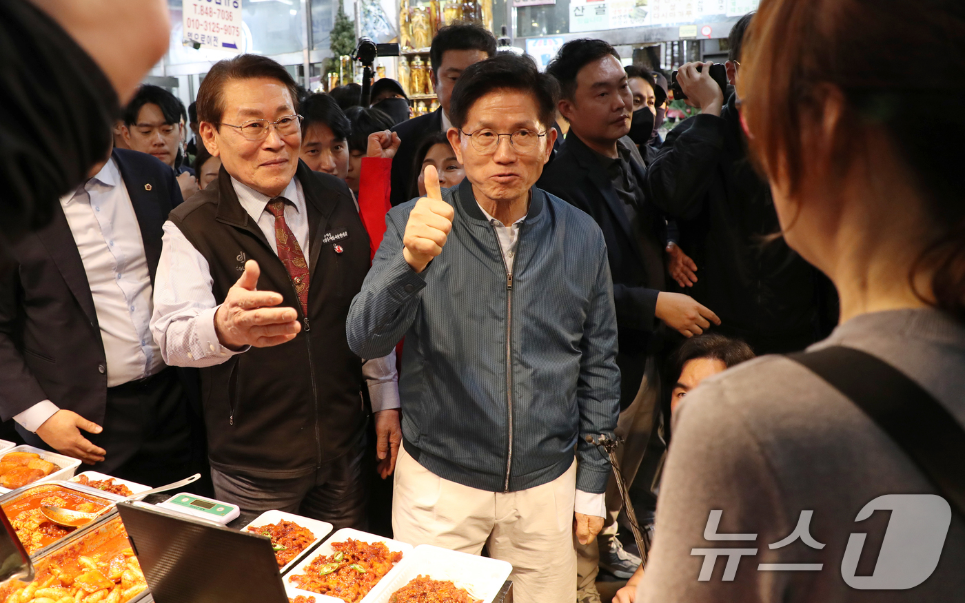 (의정부=뉴스1) 안은나 기자 = 김문수 국민의힘 대통령 후보가 4일 오후 경기 의정부시 제일시장을 찾아 알곤이찜을 시식한 뒤 엄지 손가락을 치켜들고 있다. (공동취재) 2025. …