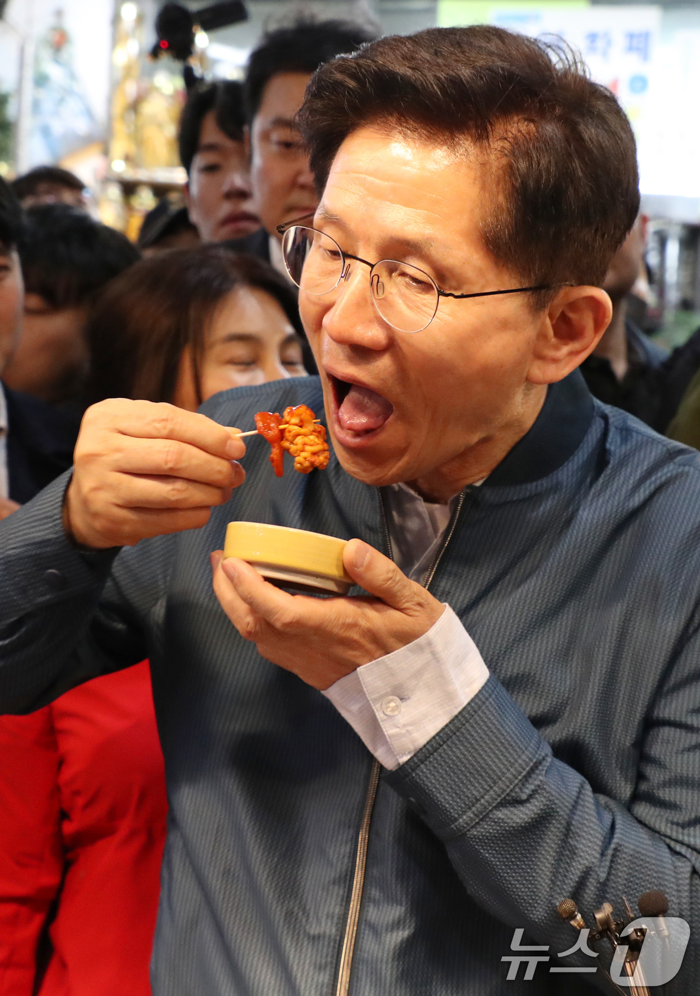 (의정부=뉴스1) 안은나 기자 = 김문수 국민의힘 대통령 후보가 4일 오후 경기 의정부시 제일시장을 찾아 알곤이찜을 시식하고 있다. (공동취재) 2025.5.4/뉴스1