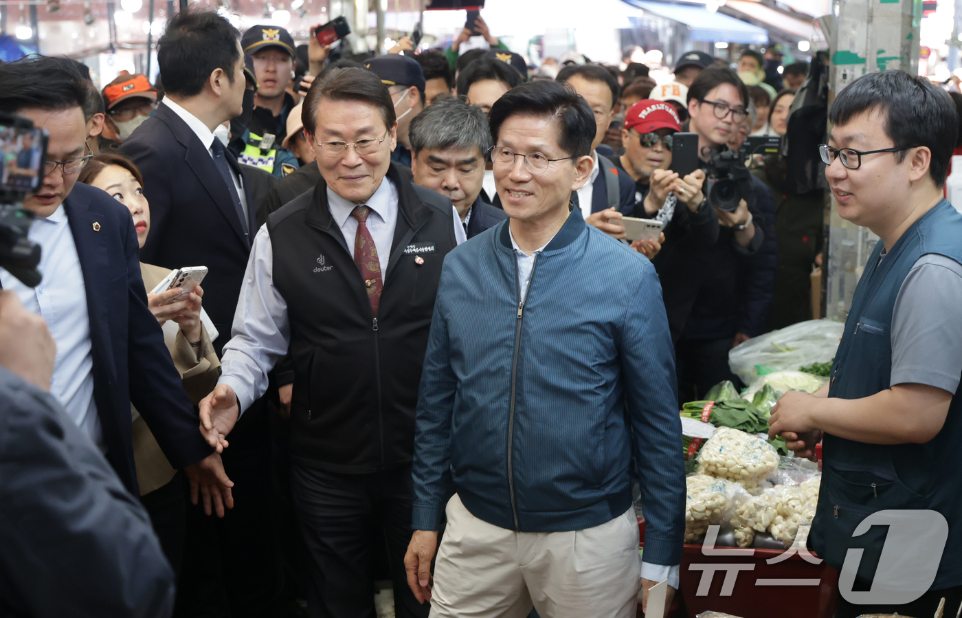 (의정부=뉴스1) 안은나 기자 = 국민의힘 김문수 대선 후보가 4일 오후 경기 의정부시 제일시장을 찾아 시민들과 인사하고 있다.(공동취재) 2025.5.4/뉴스1