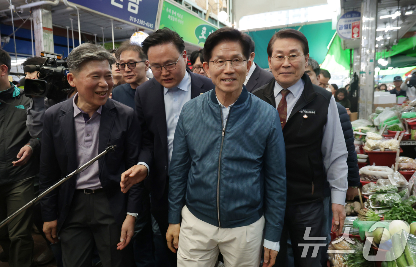 (의정부=뉴스1) 안은나 기자 = 김문수 국민의힘 대통령 후보가 4일 오후 경기 의정부시 제일시장을 방문해 상인 및 시민들과 인사하고 있다. (공동취재) 2025.5.4/뉴스1