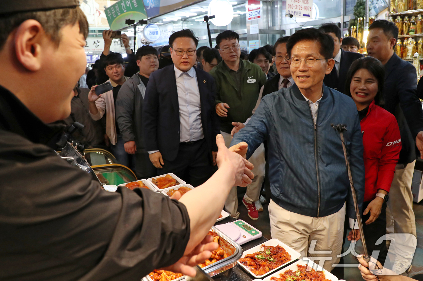 (의정부=뉴스1) 안은나 기자 = 김문수 국민의힘 대통령 후보가 4일 오후 경기 의정부시 제일시장을 찾아 상인과 악수하고 있다. (공동취재) 2025.5.4/뉴스1