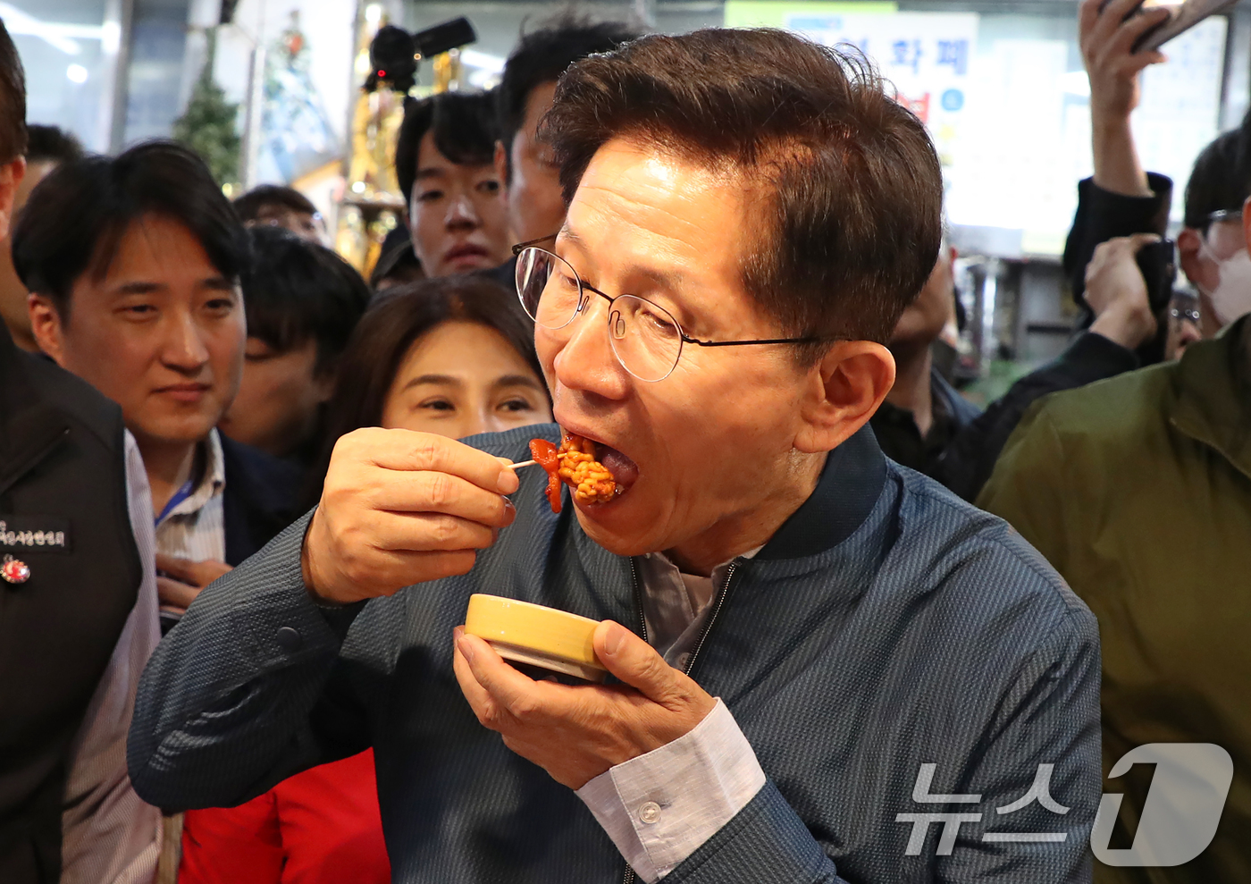 (의정부=뉴스1) 안은나 기자 = 김문수 국민의힘 대통령 후보가 4일 오후 경기 의정부시 제일시장을 찾아 알곤이찜을 시식하고 있다. (공동취재) 2025.5.4/뉴스1