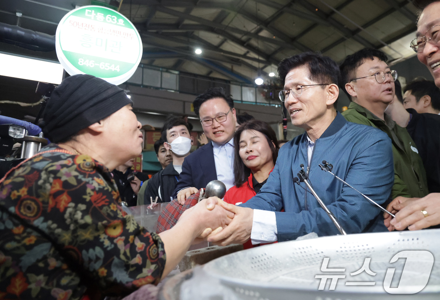 (의정부=뉴스1) 안은나 기자 = 김문수 국민의힘 대통령 후보가 4일 오후 경기 의정부시 제일시장을 방문해 상인과 인사하고 있다. (공동취재) 2025.5.4/뉴스1