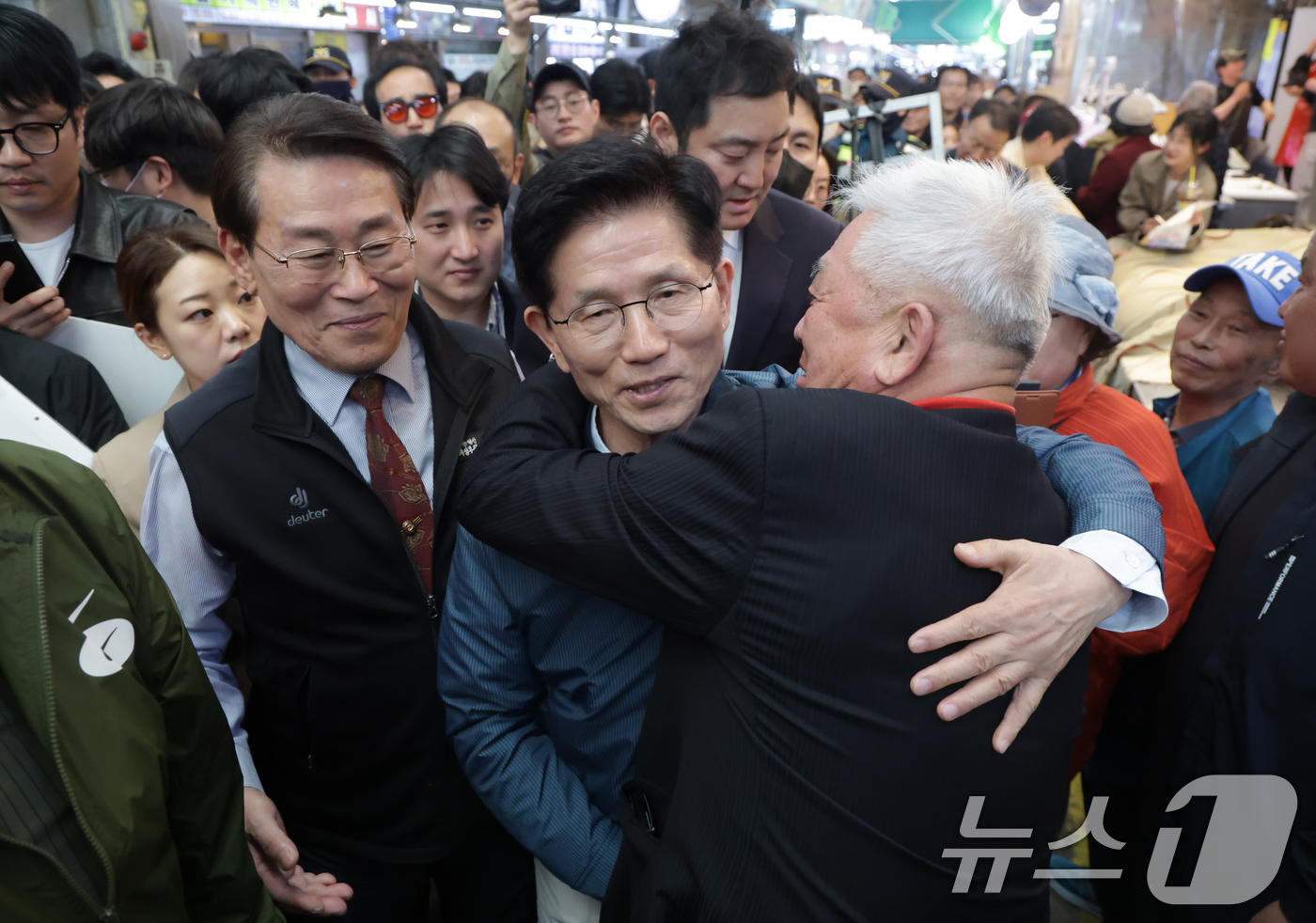 (의정부=뉴스1) 안은나 기자 = 김문수 국민의힘 대통령 후보가 4일 오후 경기 의정부시 제일시장을 방문해 한 시민과 포옹하고 있다. (공동취재) 2025.5.4/뉴스1