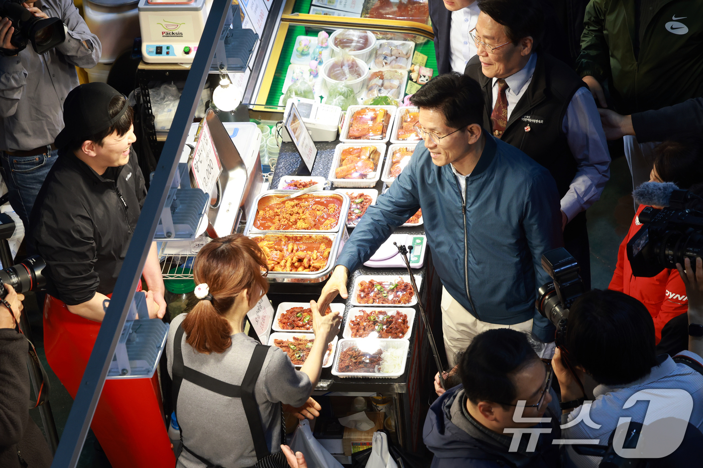 (의정부=뉴스1) 안은나 기자 = 김문수 국민의힘 대통령 후보가 4일 오후 경기 의정부시 제일시장을 방문해 상인과 인사하고 있다. (공동취재) 2025.5.4/뉴스1