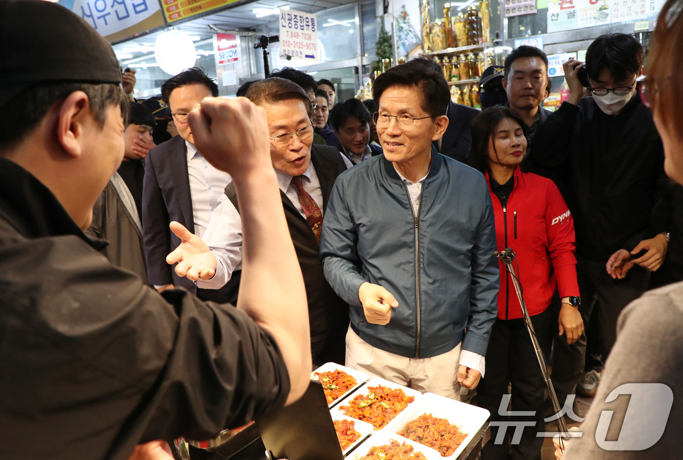 (의정부=뉴스1) 안은나 기자 = 김문수 국민의힘 대통령 후보가 4일 오후 경기 의정부시 제일시장을 방문해 상인과 인사하고 있다. (공동취재) 2025.5.4/뉴스1