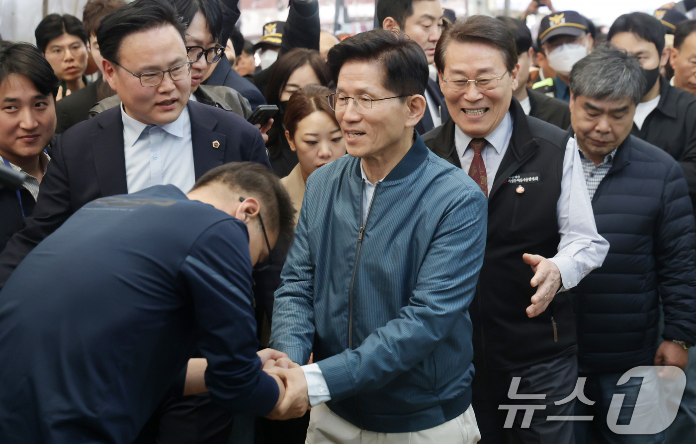 (의정부=뉴스1) 안은나 기자 = 김문수 국민의힘 대통령 후보가 4일 오후 경기 의정부시 제일시장을 방문해 상인 및 시민들과 인사하고 있다. (공동취재) 2025.5.4/뉴스1