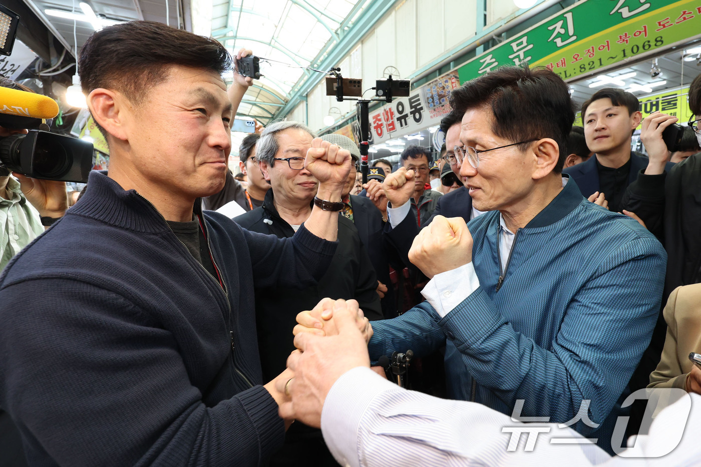 (의정부=뉴스1) 안은나 기자 = 김문수 국민의힘 대통령 후보가 4일 오후 경기 의정부시 제일시장을 찾아 시민과 악수하고 있다. (공동취재) 2025.5.4/뉴스1