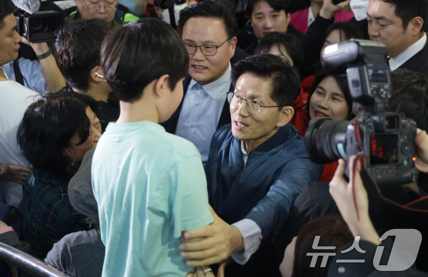 (의정부=뉴스1) 안은나 기자 = 김문수 국민의힘 대통령 후보가 4일 오후 경기 의정부시 제일시장을 찾아 어린이와 인사하고 있다. (공동취재) 2025.5.4/뉴스1