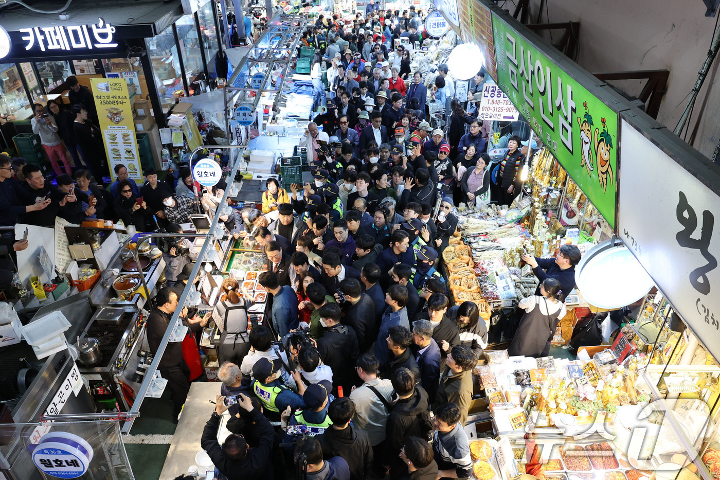(의정부=뉴스1) 안은나 기자 = 김문수 국민의힘 대통령 후보가 4일 오후 경기 의정부시 제일시장을 방문해 상인 및 시민들과 인사하고 있다. (공동취재) 2025.5.4/뉴스1