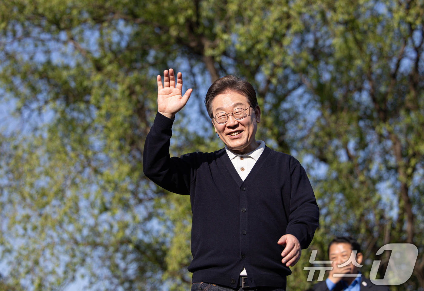 (제천=뉴스1) 이재명 기자 = '골목골목 경청투어 : 단양팔경편'에 나선 이재명 더불어민주당 대통령 후보가 4일 오후 충북 제천시 의림지에서 연설을 하기 위해 단상으로 오르고 있 …