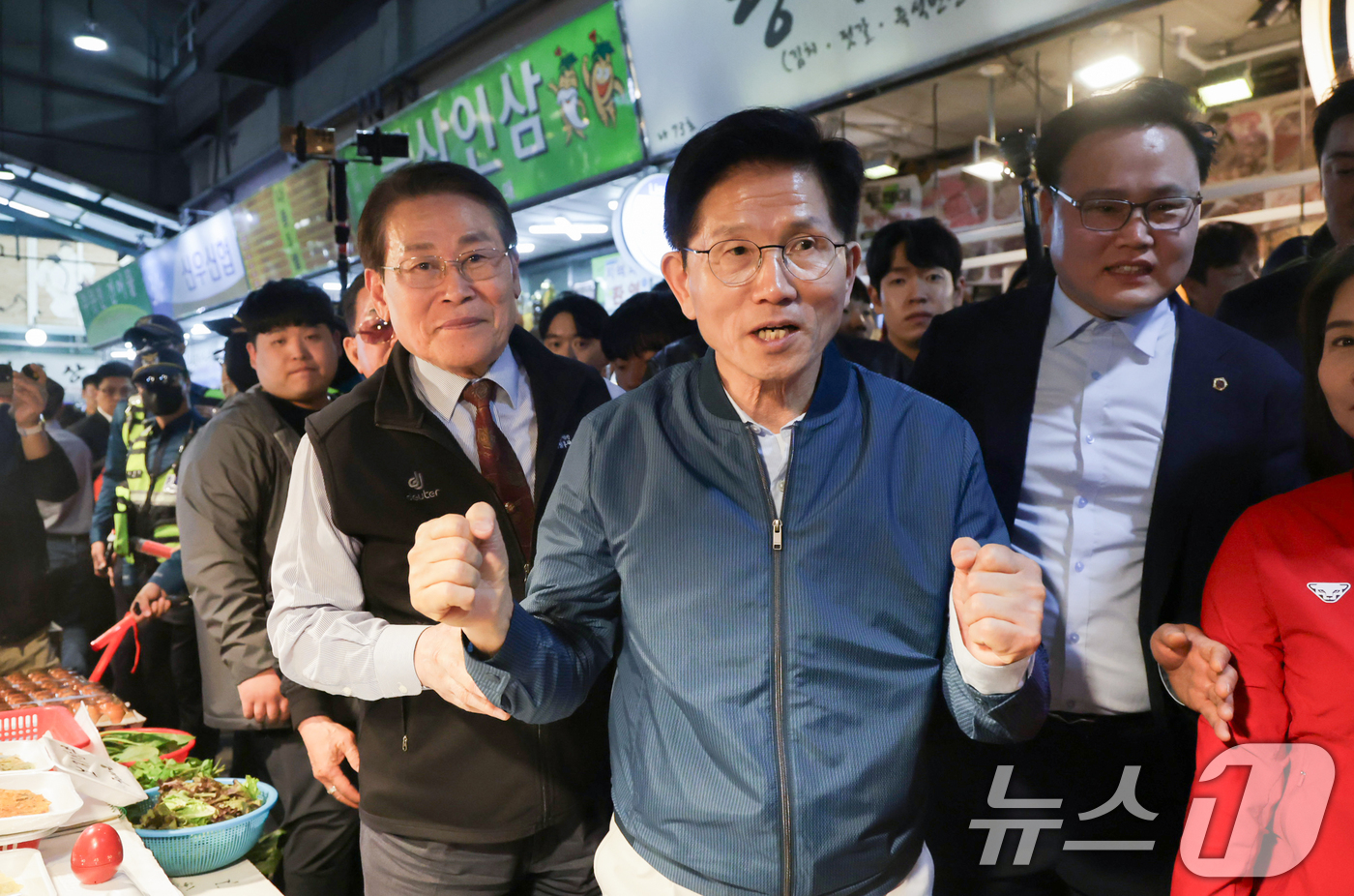 (의정부=뉴스1) 안은나 기자 = 김문수 국민의힘 대통령 후보가 4일 오후 경기 의정부시 제일시장을 방문해 상인을 격려하고 있다. (공동취재) 2025.5.4/뉴스1