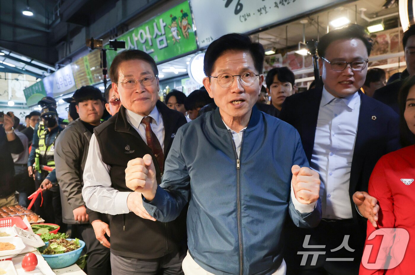 본문 이미지 - 김문수 국민의힘 대통령 후보가 4일 오후 경기 의정부시 제일시장을 방문해 상인을 격려하고 있다. &#40;공동취재&#41; 2025.5.4/뉴스1 ⓒ News1 안은나 기자