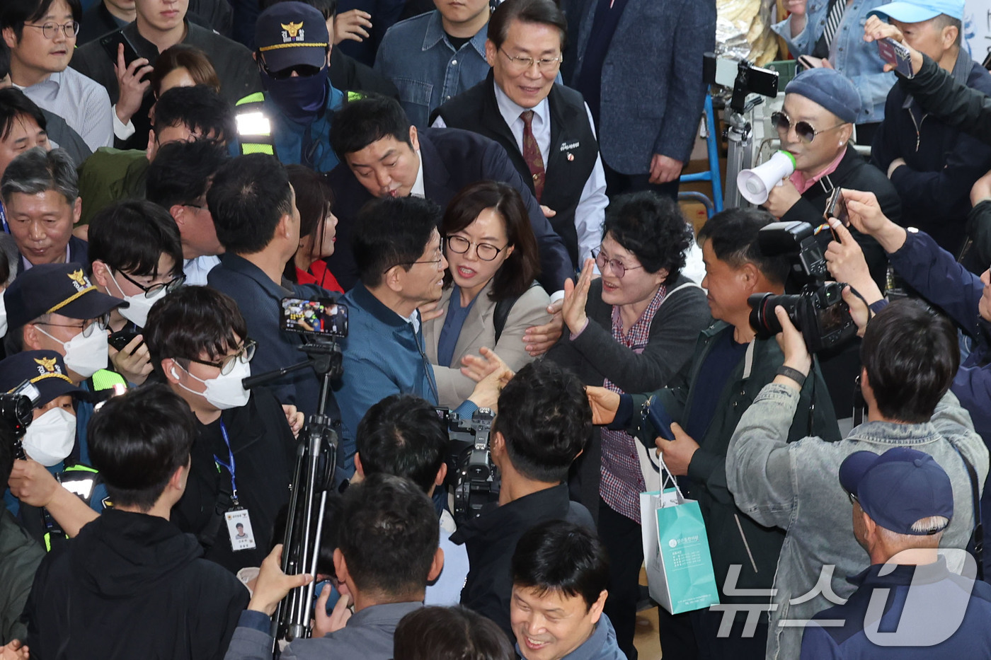 (의정부=뉴스1) 안은나 기자 = 김문수 국민의힘 대선 후보가 4일 경기 의정부시 의정부제일시장을 방문해 상인 및 시민들과 인사하고 있다.(공동취재) 2025.05.04. 2025 …