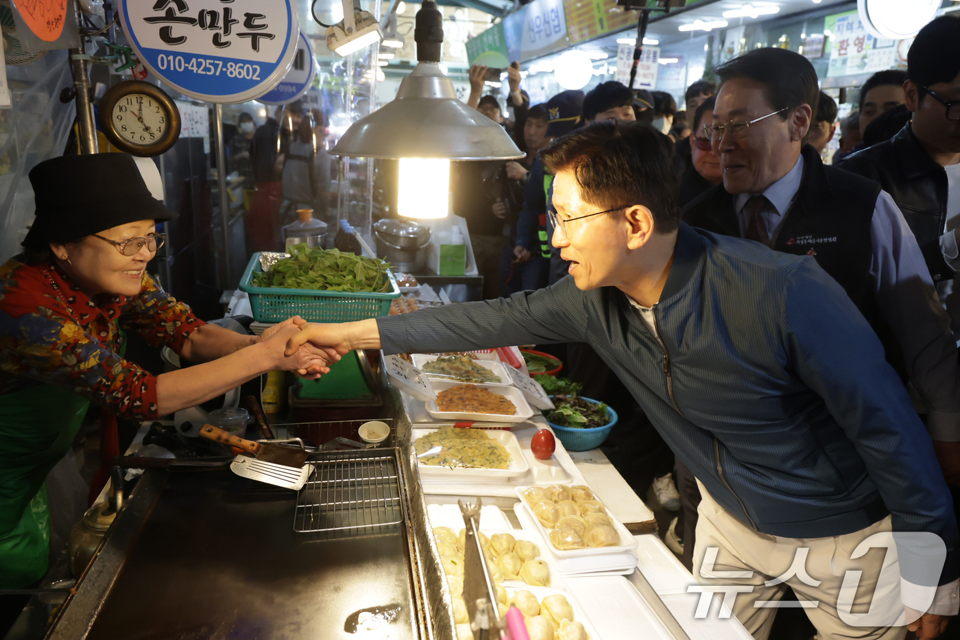 (의정부=뉴스1) 안은나 기자 = 국민의힘 김문수 대선 후보가 4일 오후 경기 의정부시 제일시장을 찾아 상인들과 인사하고 있다.(공동취재) 2025.5.4/뉴스1