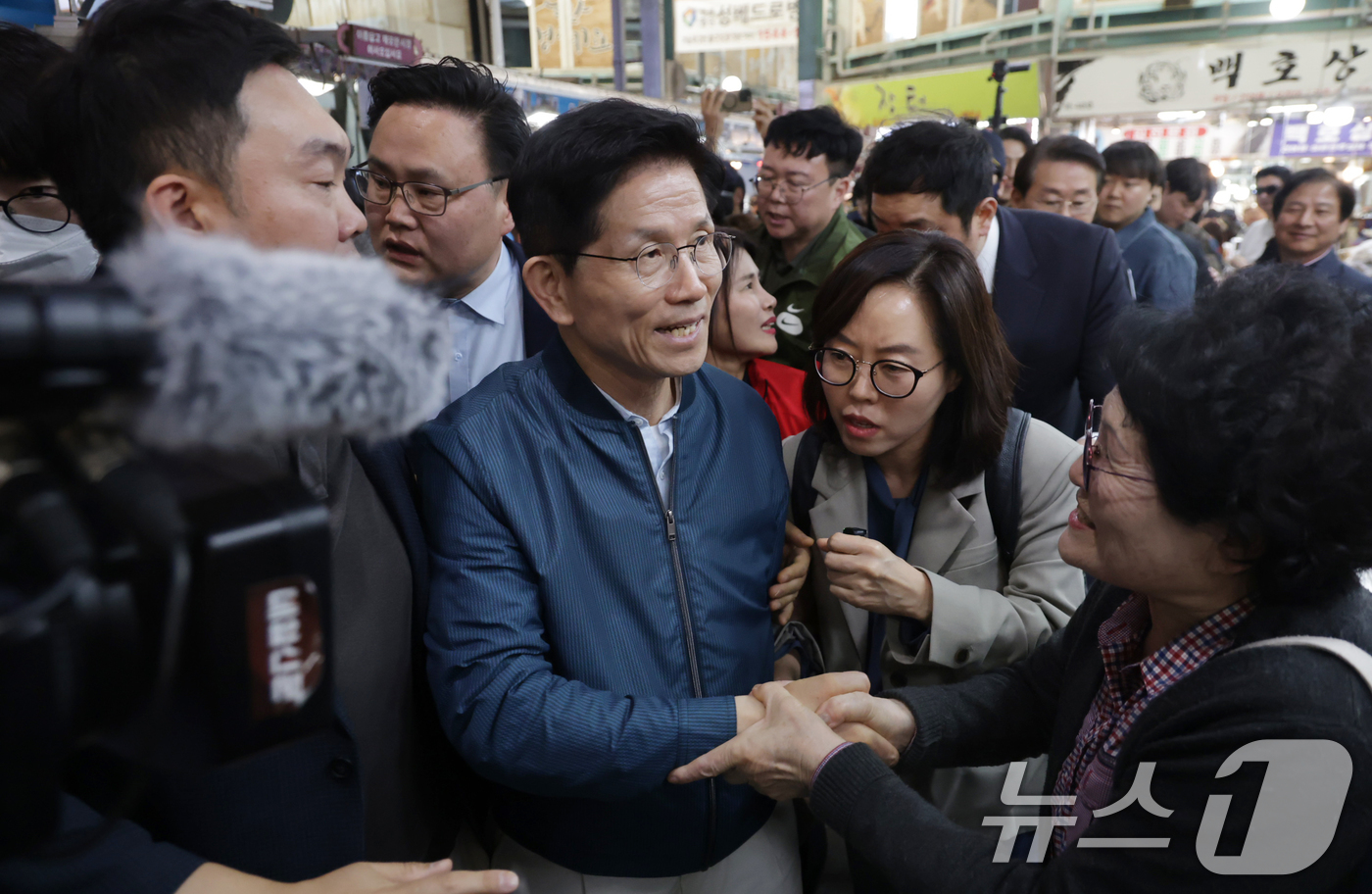 (의정부=뉴스1) 안은나 기자 = 국민의힘 김문수 대선 후보가 4일 오후 경기 의정부시 제일시장을 찾아 시민들과 인사하고 있다.(공동취재) 2025.5.4/뉴스1