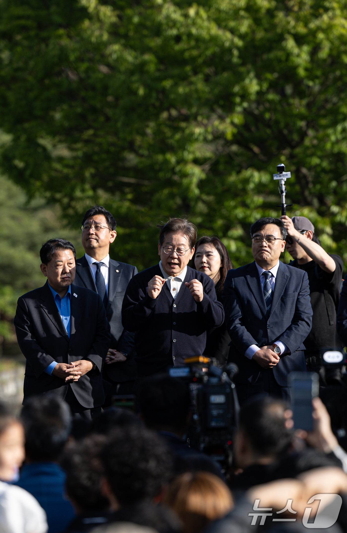 (제천=뉴스1) 이재명 기자 = '골목골목 경청투어 : 단양팔경편'에 나선 이재명 더불어민주당 대통령 후보가 4일 오후 충북 제천시 의림지에서 연설을 하고 있다. 2025.5.4/ …