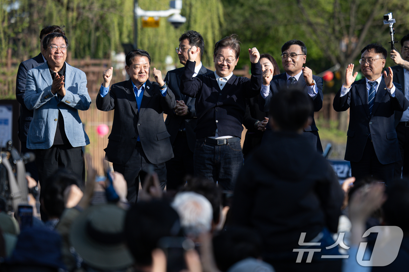 (제천=뉴스1) 이재명 기자 = '골목골목 경청투어 : 단양팔경편'에 나선 이재명 더불어민주당 대통령 후보가 4일 오후 충북 제천시 의림지에서 주먹을 불끈 쥐고 있다. 2025.5 …