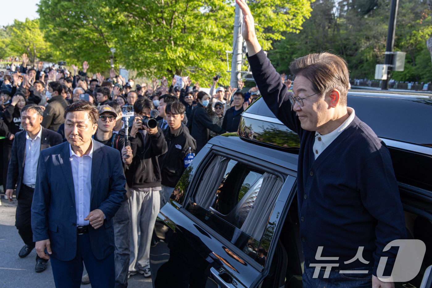 (제천=뉴스1) 이재명 기자 = '골목골목 경청투어 : 단양팔경편'에 나선 이재명 더불어민주당 대통령 후보가 4일 오후 충북 제천시 의림지에서 차량에 탑승한 후 인사하고 있다. 2 …