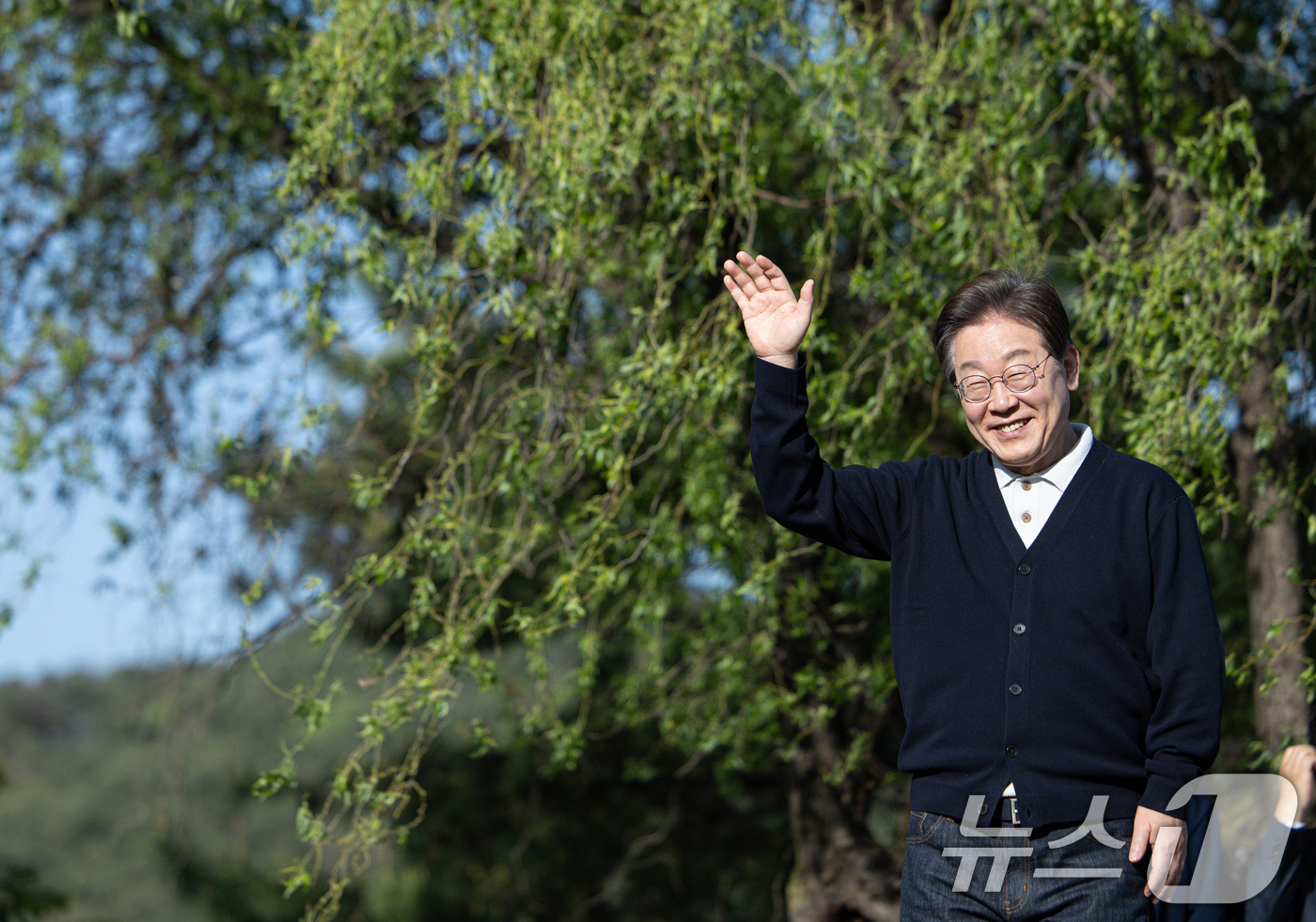 (제천=뉴스1) 이재명 기자 = '골목골목 경청투어 : 단양팔경편'에 나선 이재명 더불어민주당 대통령 후보가 4일 오후 충북 제천시 의림지에서 연설을 하기 위해 단상을 오르고 있다 …