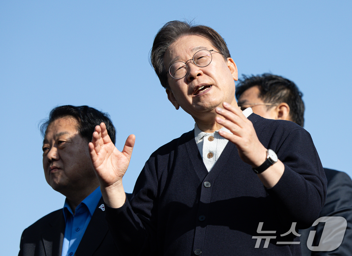 (제천=뉴스1) 이재명 기자 = '골목골목 경청투어 : 단양팔경편'에 나선 이재명 더불어민주당 대통령 후보가 4일 오후 충북 제천시 의림지에서 연설을 하고 있다. 2025.5.4/ …