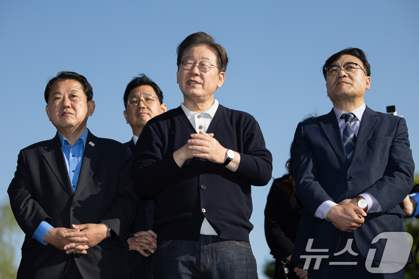 (제천=뉴스1) 이재명 기자 = '골목골목 경청투어 : 단양팔경편'에 나선 이재명 더불어민주당 대통령 후보가 4일 오후 충북 제천시 의림지에서 연설을 하고 있다. 2025.5.4/ …