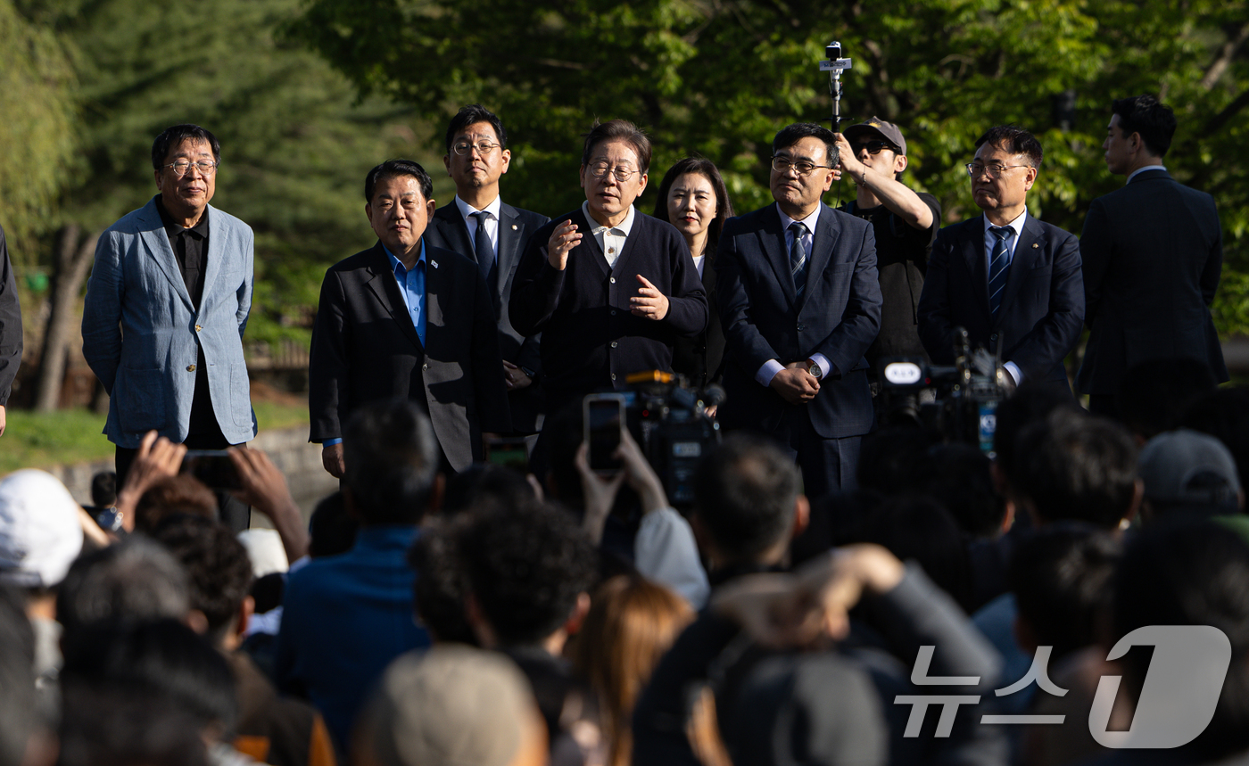 (제천=뉴스1) 이재명 기자 = '골목골목 경청투어 : 단양팔경편'에 나선 이재명 더불어민주당 대통령 후보가 4일 오후 충북 제천시 의림지에서 연설을 하고 있다. 2025.5.4/ …