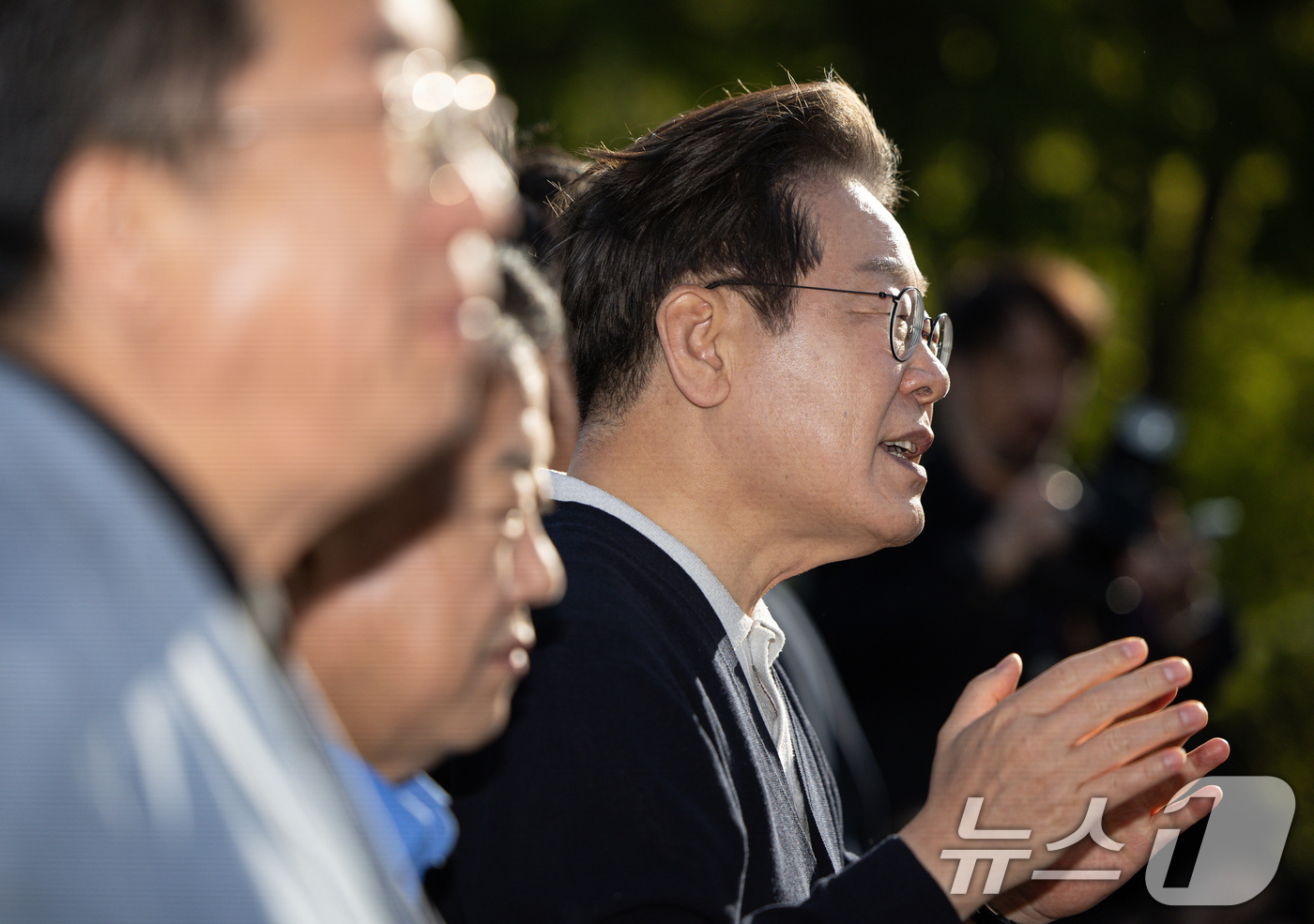 (제천=뉴스1) 이재명 기자 = '골목골목 경청투어 : 단양팔경편'에 나선 이재명 더불어민주당 대통령 후보가 4일 오후 충북 제천시 의림지에서 연설을 하고 있다. 2025.5.4/ …