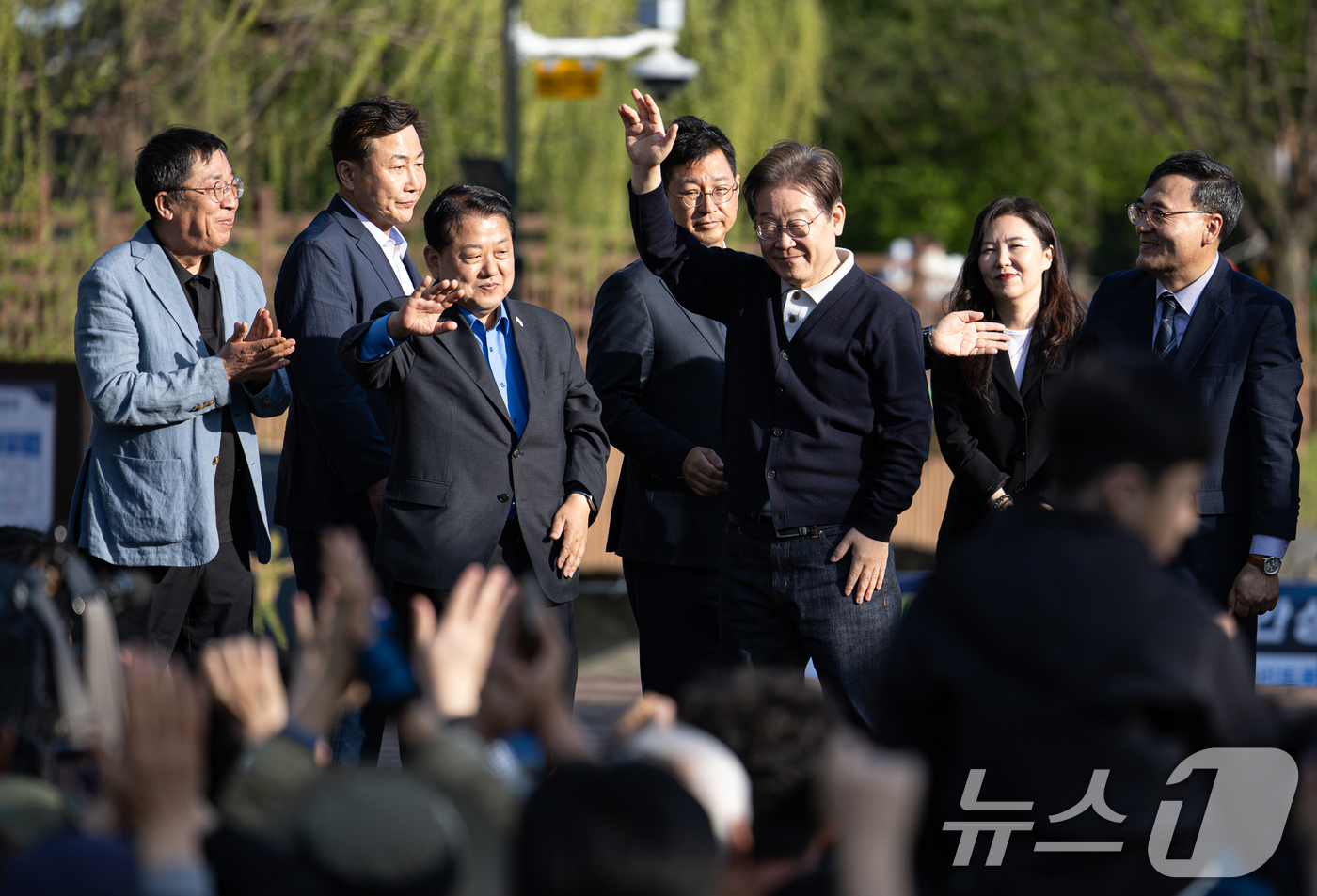 (제천=뉴스1) 이재명 기자 = '골목골목 경청투어 : 단양팔경편'에 나선 이재명 더불어민주당 대통령 후보가 4일 오후 충북 제천시 의림지에서 연설을 마친 후 인사하고 있다. 20 …
