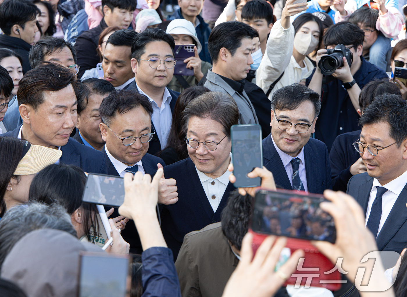 (제천=뉴스1) 이재명 기자 = '골목골목 경청투어 : 단양팔경편'에 나선 이재명 더불어민주당 대통령 후보가 4일 오후 충북 제천시 의림지에서 시민들과 인사를 하고 있다. 2025 …