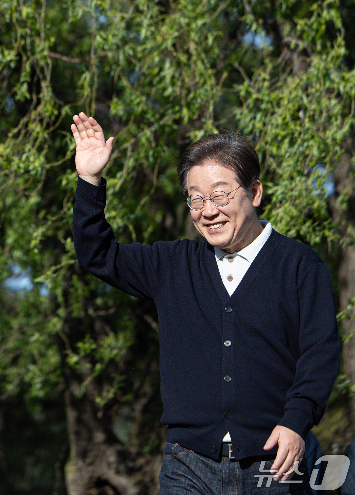 (제천=뉴스1) 이재명 기자 = '골목골목 경청투어 : 단양팔경편'에 나선 이재명 더불어민주당 대통령 후보가 4일 오후 충북 제천시  의림지에서 연설을 하기 위해 단상을 오르고 있 …