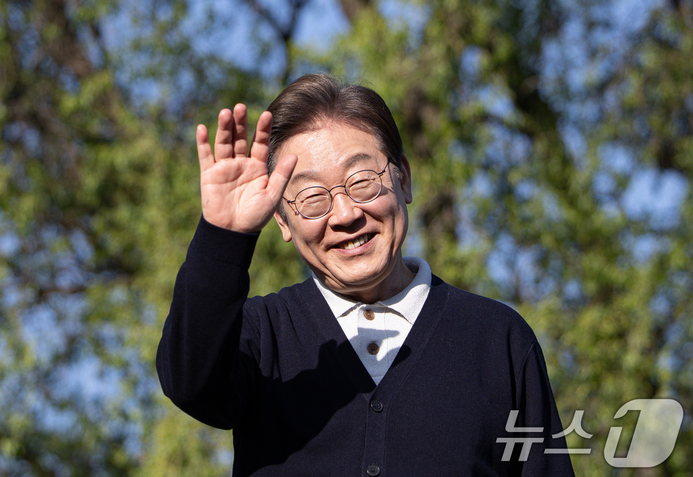 (제천=뉴스1) 이재명 기자 = '골목골목 경청투어 : 단양팔경편'에 나선 이재명 더불어민주당 대통령 후보가 4일 오후 충북 제천시 의림지에서 연설을 하기 위해 단상을 오르고 있다 …