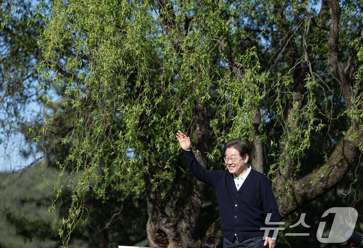 (제천=뉴스1) 이재명 기자 = '골목골목 경청투어 : 단양팔경편'에 나선 이재명 더불어민주당 대통령 후보가 4일 오후 충북 제천시 의림지에서 연설을 하기 위해 단상을 오르고 있다 …