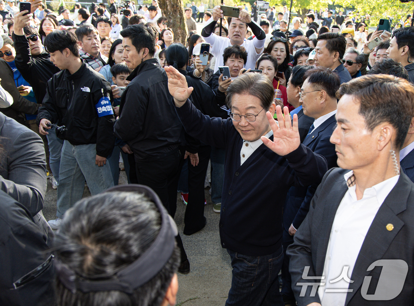 (제천=뉴스1) 이재명 기자 = '골목골목 경청투어 : 단양팔경편'에 나선 이재명 더불어민주당 대통령 후보가 4일 오후 충북 제천시 의림지에서 시민들과 인사를 하고 있다. 2025 …