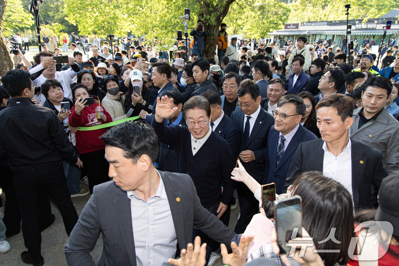 (제천=뉴스1) 이재명 기자 = '골목골목 경청투어 : 단양팔경편'에 나선 이재명 더불어민주당 대통령 후보가 4일 오후 충북 제천시 의림지에서 시민들과 인사를 하고 있다. 2025 …