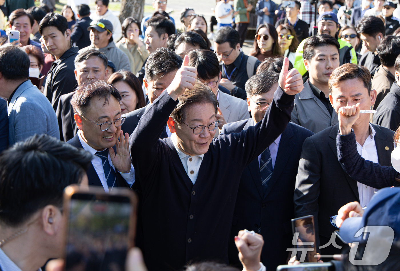 (제천=뉴스1) 이재명 기자 = '골목골목 경청투어 : 단양팔경편'에 나선 이재명 더불어민주당 대통령 후보가 4일 오후 충북 제천시 의림지에서 시민들과 인사를 하고 있다. 2025 …