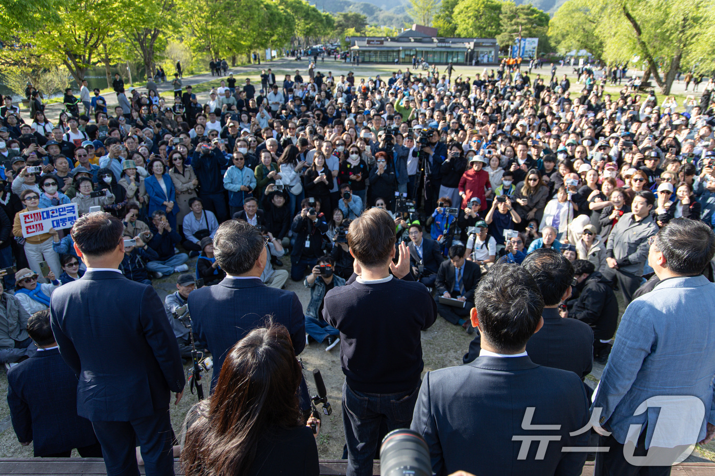 (제천=뉴스1) 이재명 기자 = '골목골목 경청투어 : 단양팔경편'에 나선 이재명 더불어민주당 대통령 후보가 4일 오후 충북 제천시 의림지에서 연설을 하고 있다. 2025.5.4/ …