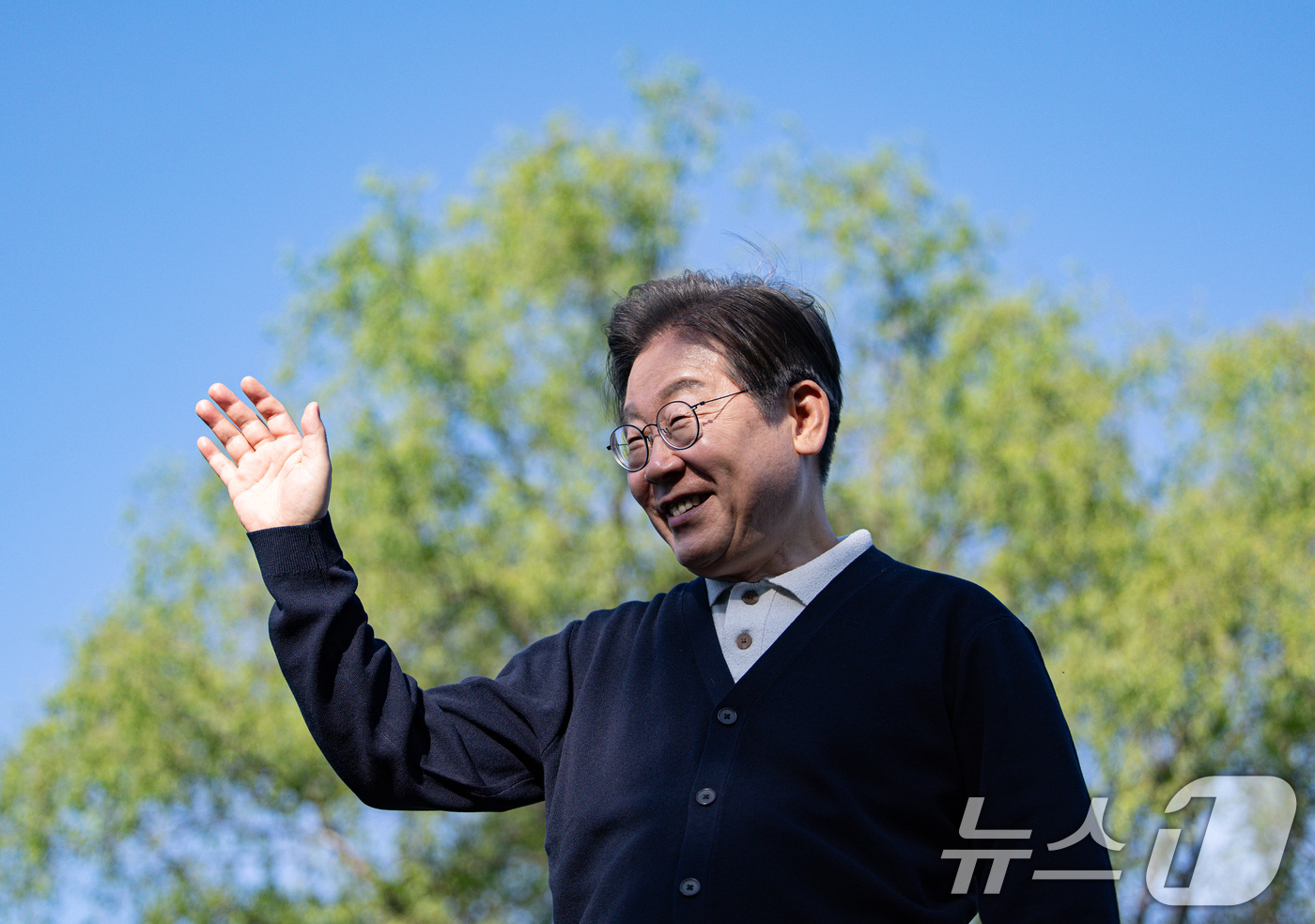 (제천=뉴스1) 이재명 기자 = '골목골목 경청투어 : 단양팔경편'에 나선 이재명 더불어민주당 대통령 후보가 4일 오후 충북 제천시 의림지에서 연설을 하기 위해 단상을 오르고 있다 …