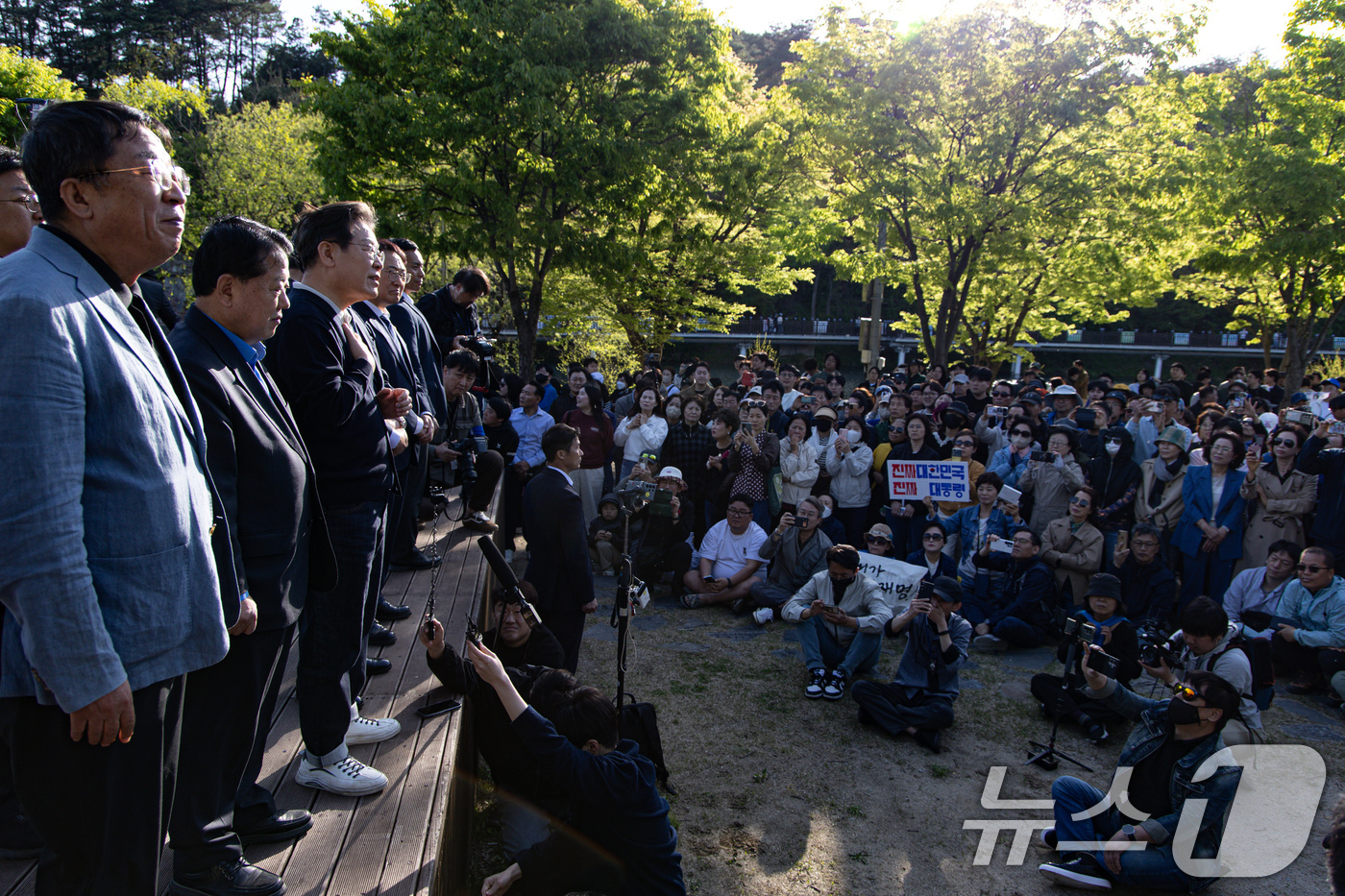 (제천=뉴스1) 이재명 기자 = '골목골목 경청투어 : 단양팔경편'에 나선 이재명 더불어민주당 대통령 후보가 4일 오후 충북 제천시 의림지에서 연설을 하고 있다. 2025.5.4/ …