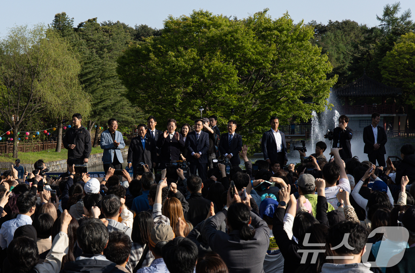 (제천=뉴스1) 이재명 기자 = '골목골목 경청투어 : 단양팔경편'에 나선 이재명 더불어민주당 대통령 후보가 4일 오후 충북 제천시 의림지에서 연설을 하고 있다. 2025.5.4/ …