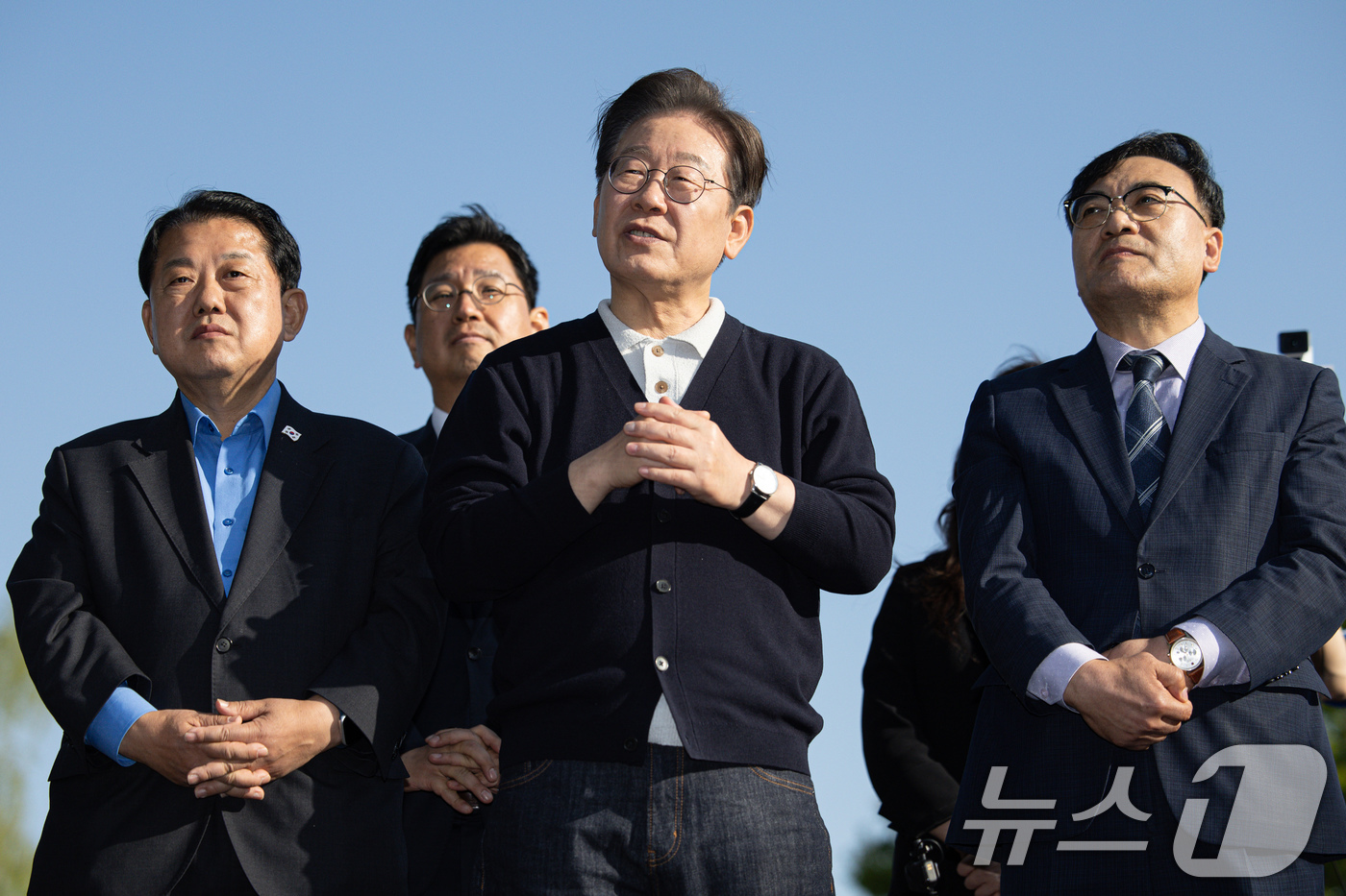 (제천=뉴스1) 이재명 기자 = '골목골목 경청투어 : 단양팔경편'에 나선 이재명 더불어민주당 대통령 후보가 4일 오후 충북 제천시 의림지에서 연설을 하고 있다. 2025.5.4/ …