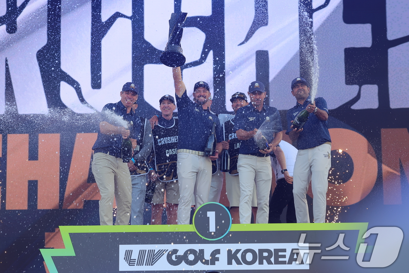 (인천=뉴스1) 박정호 기자 = 4일 인천 연수구 잭니클라우스 골프클럽에서 열린 LIV골프 코리아 파이널라운드에서 단체전 우승을 차지한 크러셔스 GC팀 선수들이 포디움에 올라 세리 …