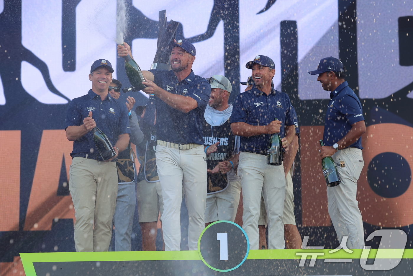 (인천=뉴스1) 박정호 기자 = 4일 인천 연수구 잭니클라우스 골프클럽에서 열린 LIV골프 코리아 파이널라운드에서 단체전 우승을 차지한 크러셔스 GC팀 선수들이 포디움에 올라 세리 …