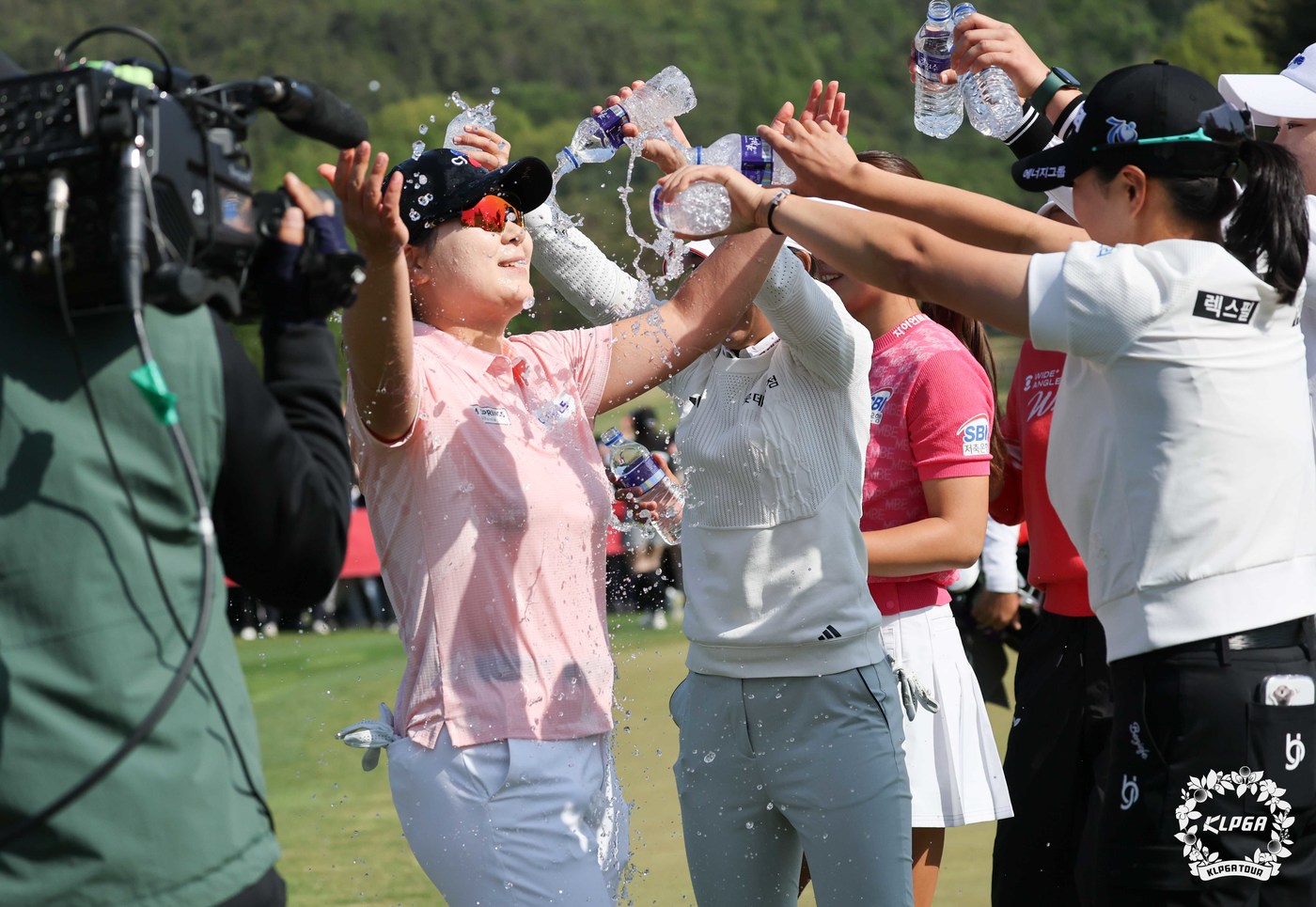 (서울=뉴스1) 민경석 기자 = 4일 경기 양주 레이크우드CC에서 열린 '크리스에프앤씨 제47회 KLPGA 챔피언십' 파이널라운드에서 우승을 차지한 홍정민이 동료 선수들로부터 축하 …